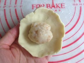 红薯面团压成圆形，放入馅料