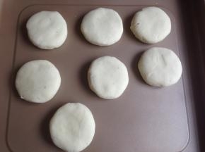 收口后，收口朝下，放在烤盘上，压扁