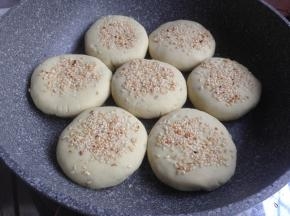 将油倒入法焙客麦饭石锅，热油后转中小火。将红薯饼坯一个个码入锅里