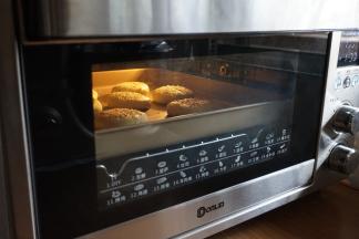 将煎好的饼坯放在烤盘上。放入已经预热到165度的东菱K40C烤箱中下层，烘烤15分钟左右