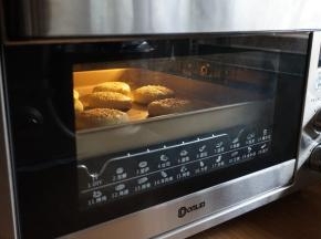 将煎好的饼坯放在烤盘上。放入已经预热到165度的东菱K40C烤箱中下层，烘烤15分钟左右