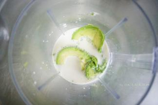 牛油果和牛奶搅打均匀