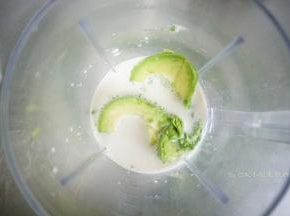 牛油果和牛奶搅打均匀