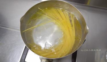 水里加一勺盐和一点橄榄油，然后煮意大利面