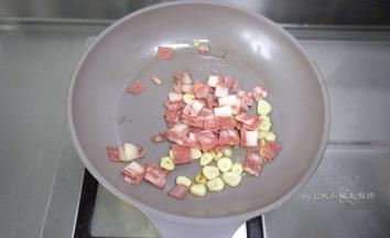 同时平底锅加点橄榄油或黄油，将蒜瓣煸香，表面微微发黄，然后加入培根煸炒