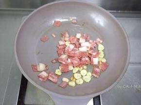 同时平底锅加点橄榄油或黄油，将蒜瓣煸香，表面微微发黄，然后加入培根煸炒