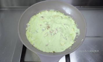 倒入牛油果牛奶昔和芝士碎小火煮至芝士融化，汤汁浓稠