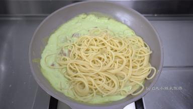 加入意面搅拌使面条和酱料充分融合，适当加入少许盐调味