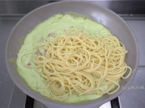 加入意面搅拌使面条和酱料充分融合，适当加入少许盐调味