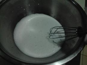 搅拌成乳化状态