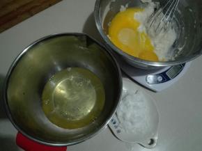 放入蛋黄，蛋白另外放入无水无油干净盆里