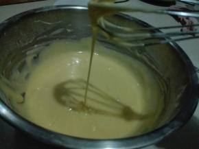 同样划z形拌成滑顺蛋黄糊