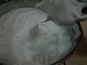 蛋白滴入几滴柠檬汁或者白醋，将糖分三次打发成提起打蛋头有直立小尖头