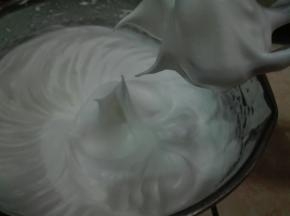 蛋白滴入几滴柠檬汁或者白醋，将糖分三次打发成提起打蛋头有直立小尖头