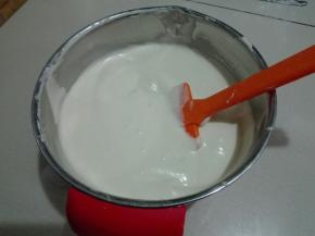 分三次同蛋黄糊快速翻拌手法拌均匀