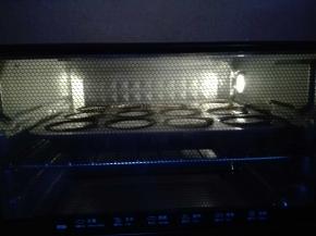 将蛋糊倒入模具中，烤箱预热，中层上下火150度，30分钟