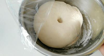 检验面团是否发酵好，体积两倍大，手指戳一个洞，不变形，即可。