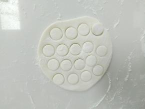 圆形模具，压出小白圆面片，做乌龟的爪子。