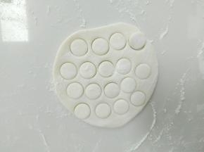 圆形模具，压出小白圆面片，做乌龟的爪子。
