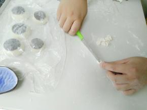 再用刀，切出乌龟爪。