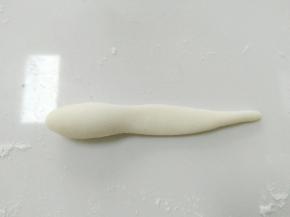 如图，搓一个一头粗一头细的长条。