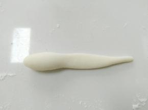 如图，搓一个一头粗一头细的长条。