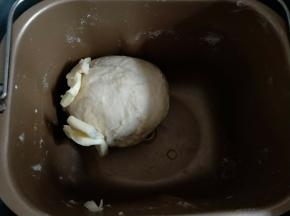 再加入黄油，继续揉15分钟。
