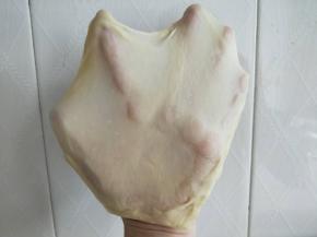 取一小块面团检查可以抻出薄膜即可。