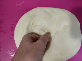 取出轻轻按压排气。