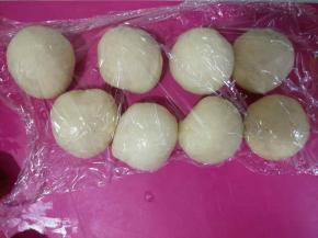 排好气的面团分成16份，每份30克左右，滚圆后盖上保鲜膜松弛10分钟。