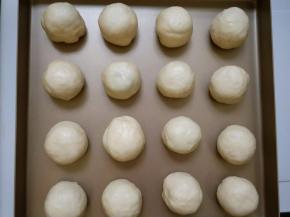 依次把16个小餐包包好。