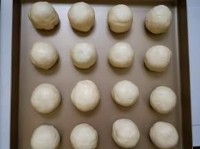 依次把16个小餐包包好。