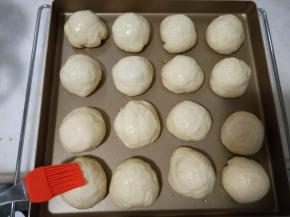 预热烤箱180度，餐包表面刷蜂蜜水，入烤箱中层烤18分钟左右，表面金黄即可。