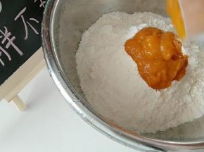酵母倒入南瓜泥后，融化后，倒入面粉里。