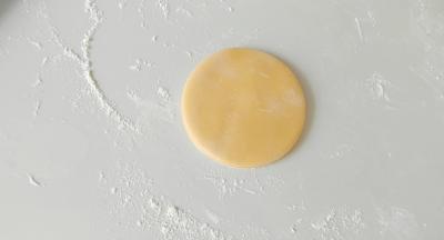 黄面团，充分揉捏排气后，擀成圆形模样。