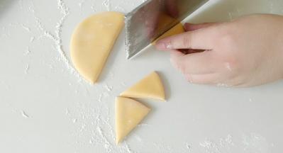 然后，拿出菜刀，平分8半。