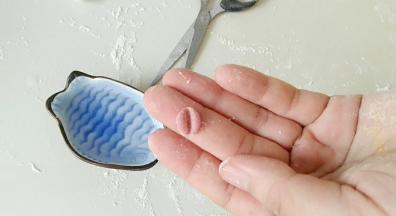 用牙签中间处，一摁，成嘴巴。