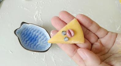 粘上眼睛和嘴巴。