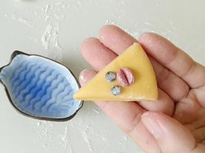 粘上眼睛和嘴巴。