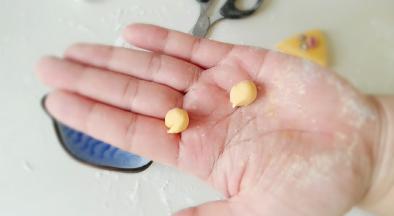 在揉出两个黄面团，做拳击手套。