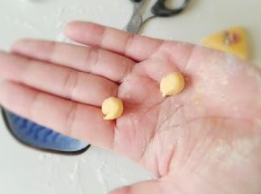 在揉出两个黄面团，做拳击手套。