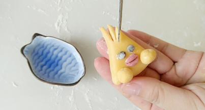 用剪刀在头顶剪三刀。