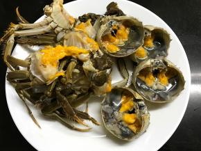 把大闸蟹一切为二。