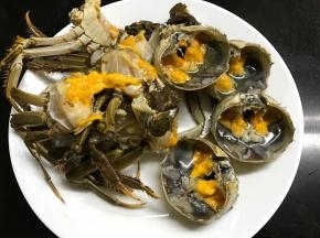 把大闸蟹一切为二。