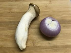 杏鲍茹、洋葱清洗干净。