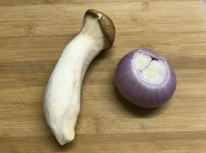 杏鲍茹、洋葱清洗干净。