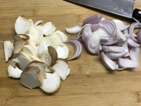 洋葱切块，杏鲍茹切片。