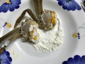 把切成块的大闸蟹裹上面粉。