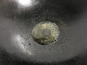 锅中放适量油。