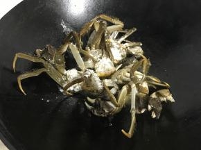 把裹了面粉的大闸蟹放油中炸。